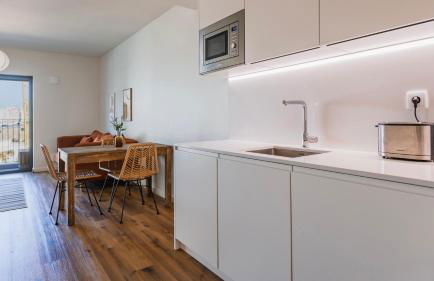 Soft Modern Flat With Pool & Gym by LovelyStay - Photo 21