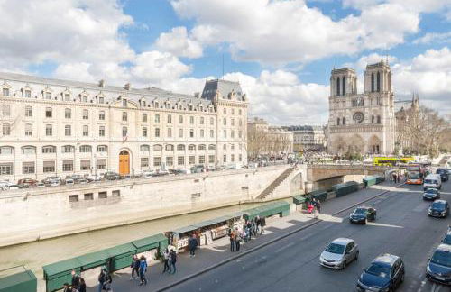 Two Bedroom Luxury Apartment - Balcony with View of Notre Dame - Foto 10