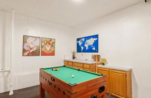 Spacious Modern Retreat w Game Room and Yard - Foto 15