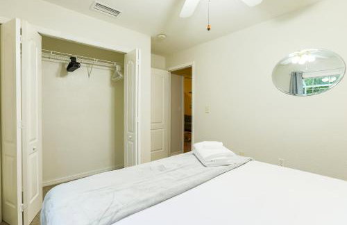 Salty Tide Getaway - Nightlife, Pool, Play, Beach - Foto 17