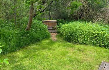 Otter Camp Private Riverside Glamping with Hot Tub - Foto 26