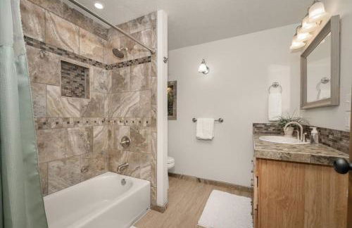 Theatrical Escape South Hill Home near Downtown - Foto 14