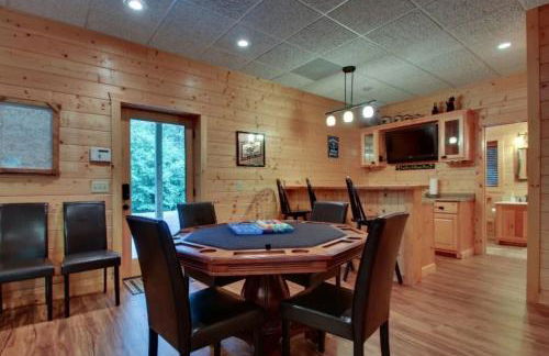 Astounding River View - Outdoor Hot Tub, Volleyball Net, Game Room + More! - Foto 18