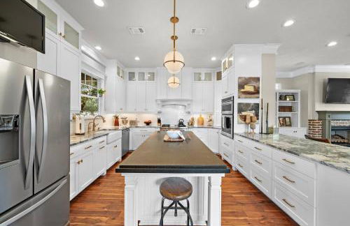 Luxury 5 BR 4 Bath, Hot Tub, Outdoor Kitchen, Across Street from Kyle Field! - Foto 9