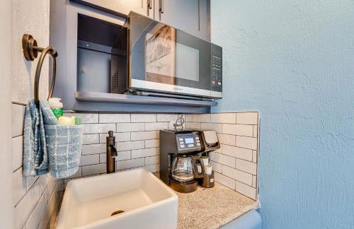 Beachfront Studio with Community Indoor Pool! - Foto 11