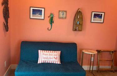 JUST LISTED Beach House Steps Away from the Beach - Foto 20