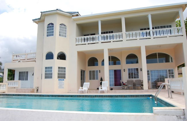 Celebrity Villa Jamaica - Photo 1