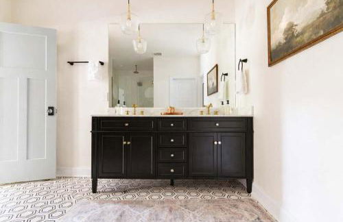 Speakeasy Family Retreat with Skyline Views - Foto 14