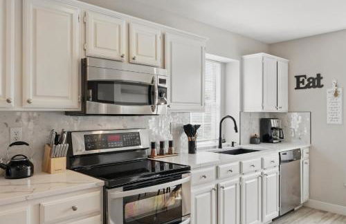 4BD Tropical Pool Oasis with a Game Room - Photo 18