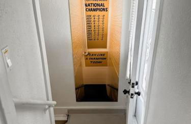 Step into School Spirit at the Golden Dome Getaway - Foto 19