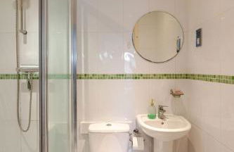 Amazing River view 2 bedroom apartment, sleeps 6, balcony and parking - Foto 16