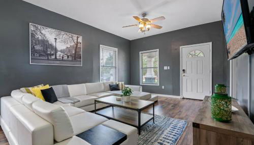 Wonderful 3 Bed 2 Bath House in Heart of YBOR City - Photo 2