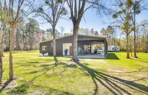 Porch with Swing and Kayaks Rural Mississippi Retreat - Foto 21
