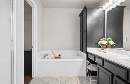 Pool, Hot Tub, Game Room & Sleeps 18! By StayLage - Foto 23