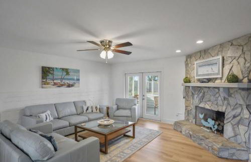 Southern Mermaid Cottage- Pet Friendly Fenced - Photo 6