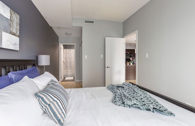 Quickstay - Luxurious 2-Bedroom Condo, Heart Of Toronto - Photo 4