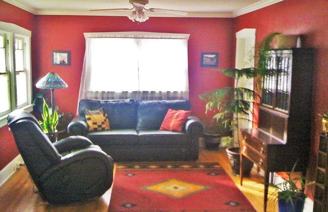 Downtown House with a Big Back Yard - Photo 9