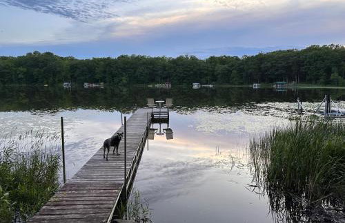 Lakefront Cabin with Loft and Bar - Foto 9