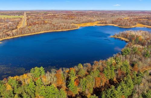 The Log Haus, a newly renovated lakefront cabin close to the trails - Foto 37