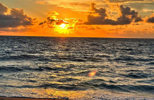 Spacious 4BR 2 5BA Family Retreat Pool Near Beach - Foto 1