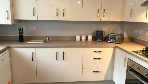 Hill House - 5 Mins Merry Hill - Perfect for Contractors & Families - Foto 3, stove, dishwasher, toaster