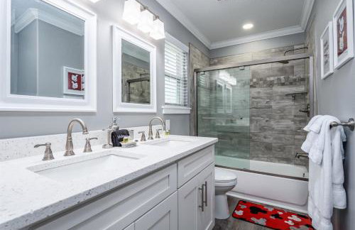 Gorgeous Modern 6BR South Facing Private Pool Hot Tub BBQ Theater 2 Miles Disney - Foto 21