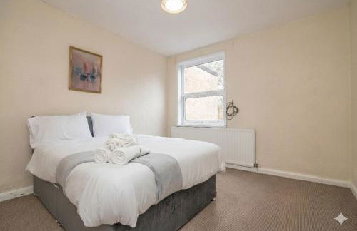 Spacious 6BR Family & Group Home Garden & Parking Sleeps 10 - Foto 8