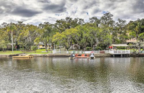 Riverfront Getaway with Hot Tub and Game Room! - Foto 43