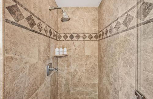 Beach Retreat- Walk to Beach, BBQ, Oceanview Rooftop & Firepit - Foto 30