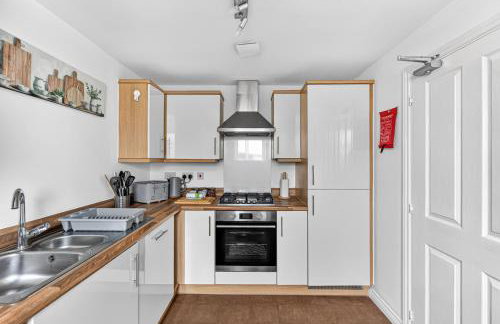 Stylish 3 Bedroom House - Excellent Location - Free Parking, Garden, Fast Wifi, Work Space and Self-Check-In by Yoko Property - Foto 18