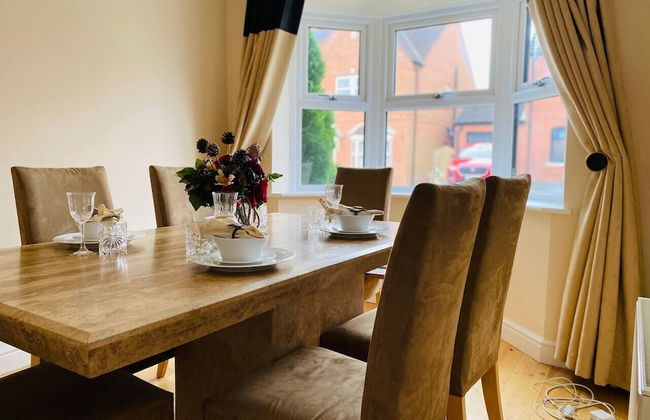 4-bed House With Private Garden in Barnsley! - Photo 19