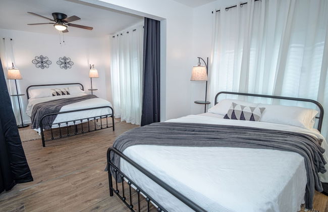 Huge Remodeled 5BR 4BA House Sleeps 20 Downtown - Photo 22