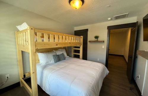 Spacious 5BR Family Townhome with Hot Tub and Garage - Foto 31