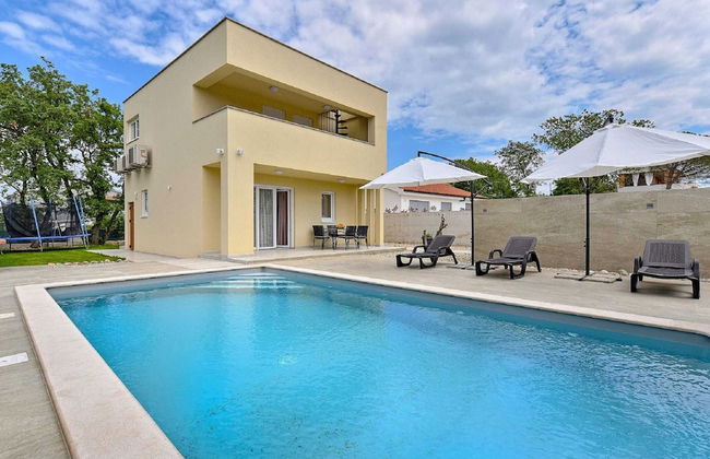 Modern Villa With Private Hydromassage Pool - Photo 1