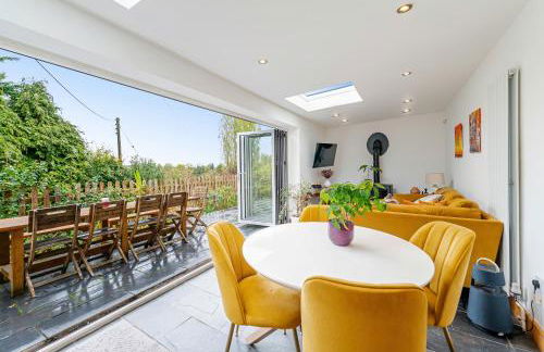 Whimsical Countryside Escape with Sprawling Garden - Foto 11