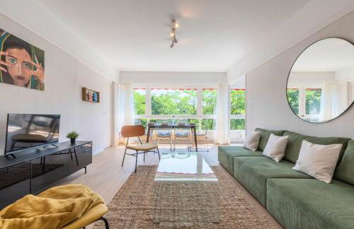 Spacious 3 bedroom apartment & private parking! - Foto 2