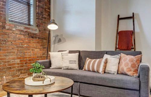 Modern, Insta-Worthy 2B Townhome in Walkable Springfield! - Photo 3