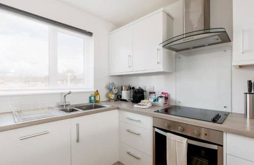 Spinnaker House-with Tesla Electric Charging Point - Photo 4