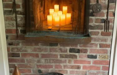 Luxurious Riverfront Cottage with a Hot Tub and a Fireplace near the Twin Lakes, Connecticut - Foto 26