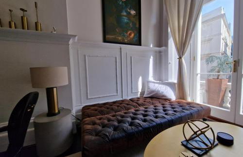 Stunning Hyde Park Home with Private Balcony & Lift Elevator Access - Foto 13