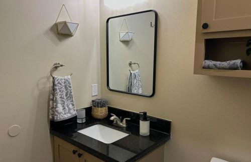 Quiet 2BR Retreat , Fenced yard , Modern Duplex - Foto 12