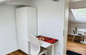 Charming Attic Retreat with Sloped Roof - Foto 13