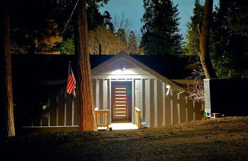 Beautiful Renovated Cozy Forest Home with Hot Tub in Crestline - Foto 36