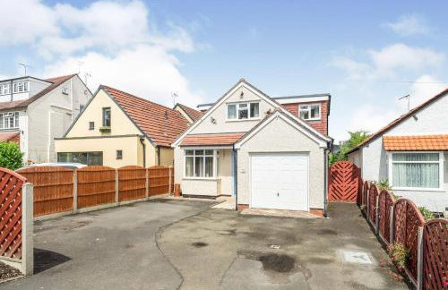 Central to town, 4 bedrooms, sleeps 8, parking for 4 plus cars - Foto 3