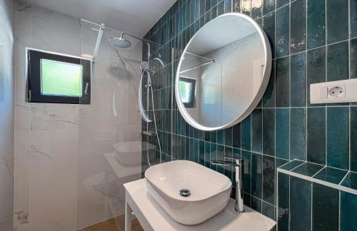 Mediterranean Oasis Seaside Villa with Pool - Foto 8