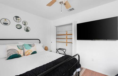 Serene Family Retreat King Beds Pool Hot Tub and Games - Photo 33