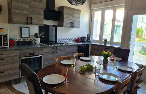 Dors Fée Duplex avec Toit-Terrasse et Salle de Jeux - Centre Bourg à 4 min du Puy duFou - Foto 16