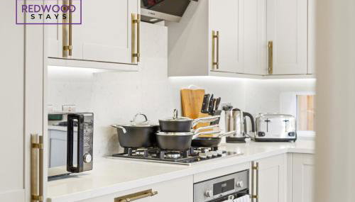 Spacious 4 Bedroom 2 Bath Serviced Home For Contractors & Families with X2 Free Parking Spaces, Fast WiFi - Hosted By Redwood Stays - Foto 4, pet friendly, toaster, minibar