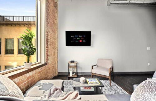 Stunning Downtown Apartment with Pool, Laundry, Parking - Foto 15