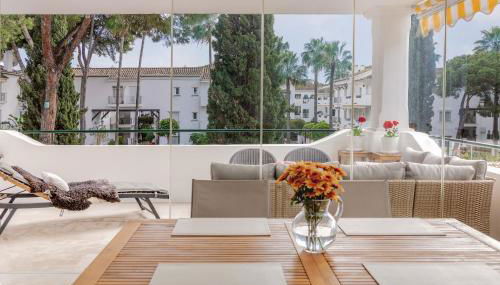 Elegant Marbella Apartment, 5-Pool Oasis, Sunlit Terrace, Garage - Photo 3